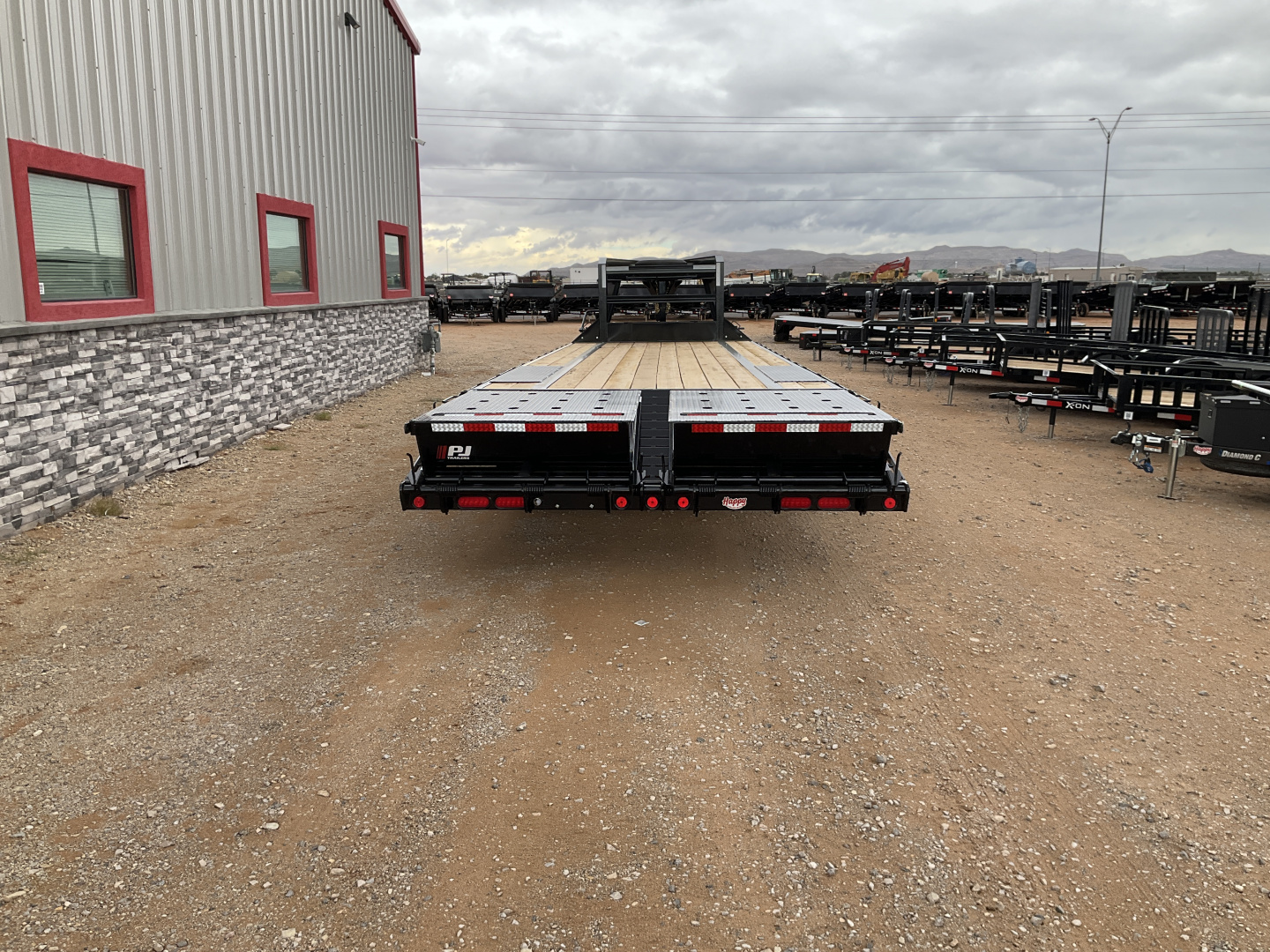 New 2026 PJ 102”x32’ Quest Gooseneck Flatbed w/ Singles – LQ