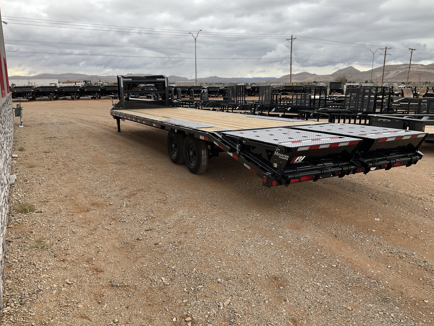 New 2026 PJ 102”x32’ Quest Gooseneck Flatbed w/ Singles – LQ