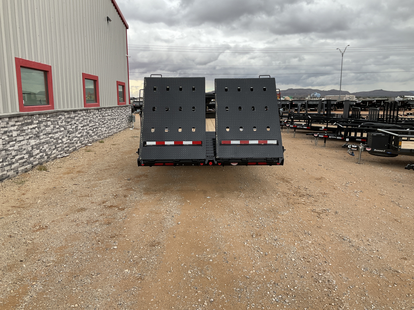 New 2026 PJ 102”x32’ Quest Gooseneck Flatbed w/ Singles – LQ