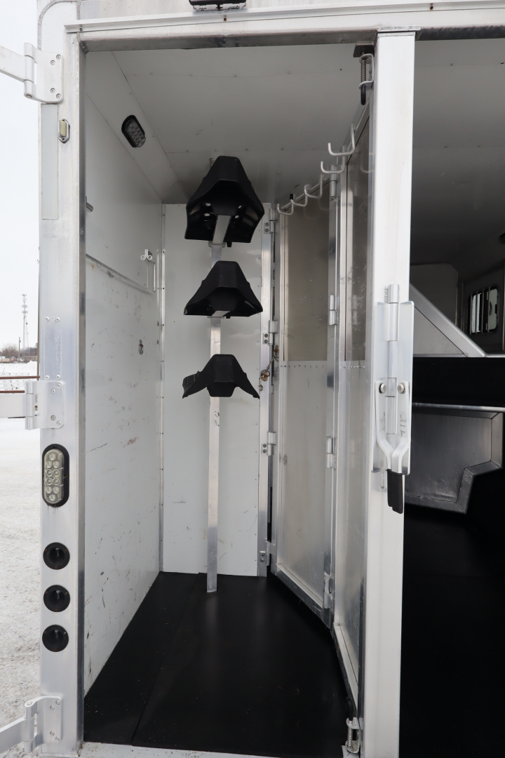 Used 2015 Lakota 3 HR LQ Horse Trailer