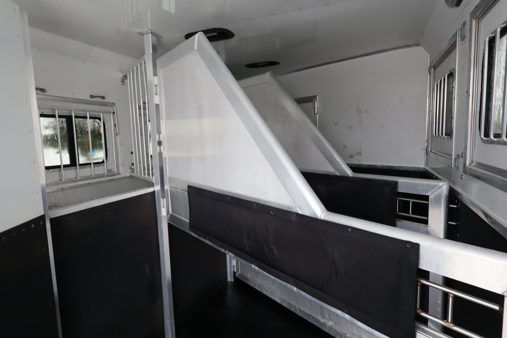 Used 2015 Lakota 3 HR LQ Horse Trailer