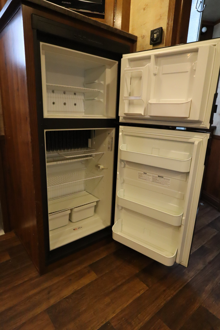 Used 2015 Lakota 3 HR LQ Horse Trailer