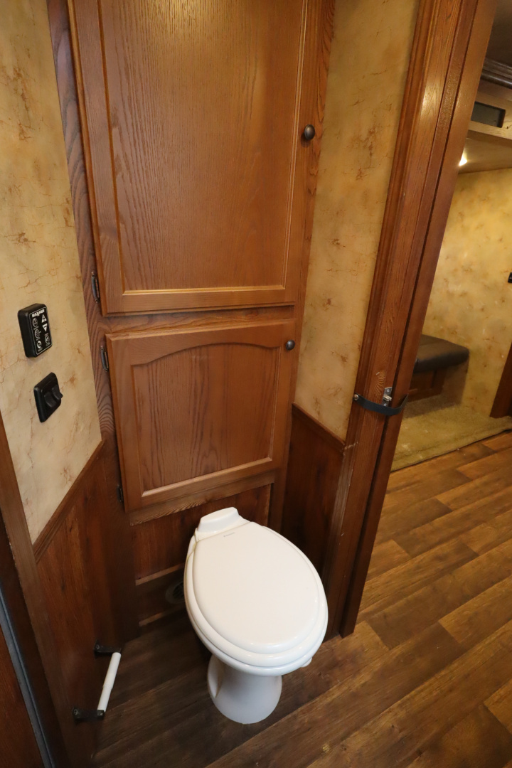 Used 2015 Lakota 3 HR LQ Horse Trailer