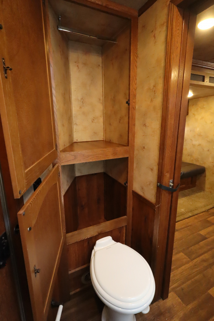 Used 2015 Lakota 3 HR LQ Horse Trailer