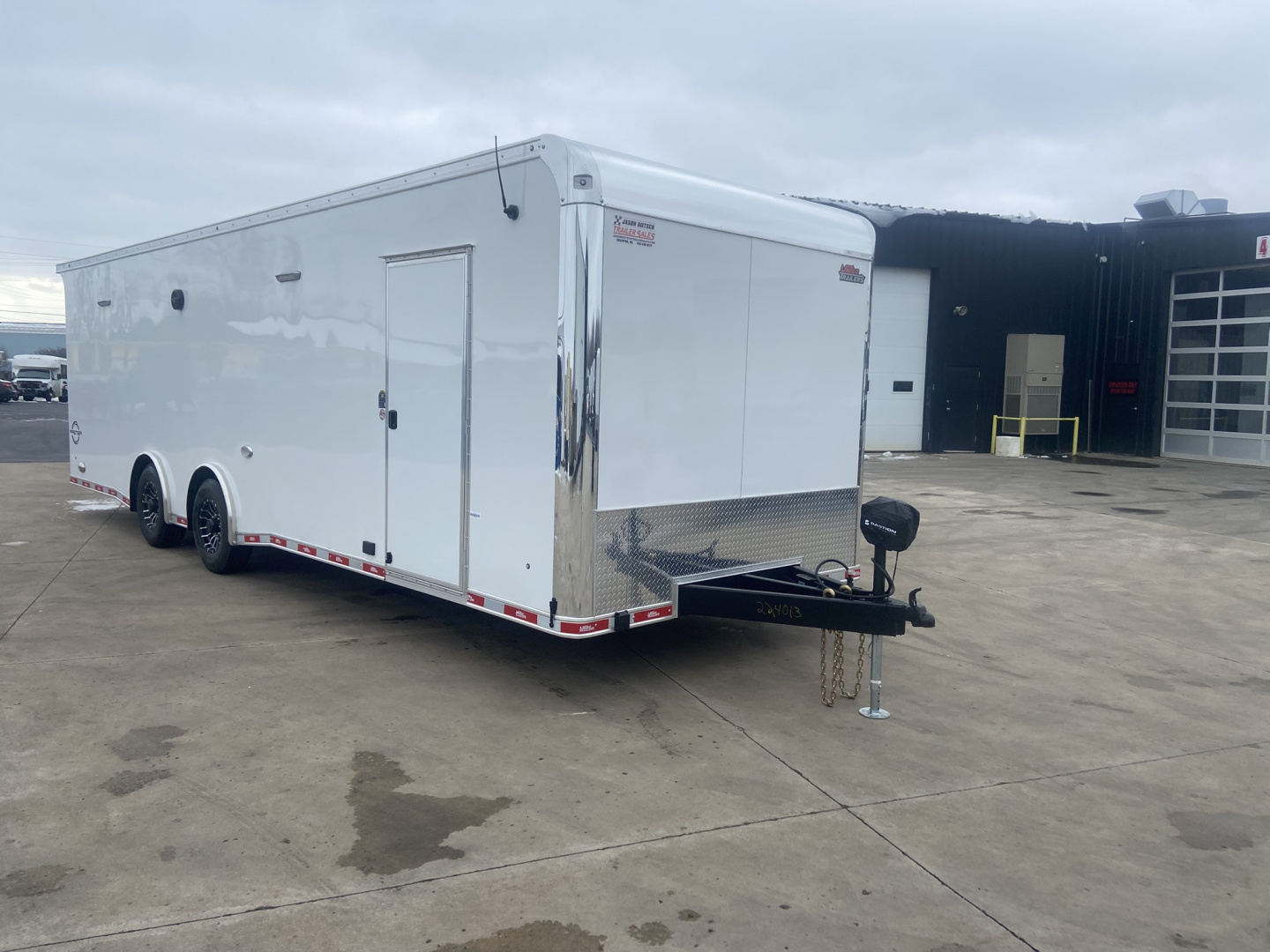 New United PREM 28' Race Trailer