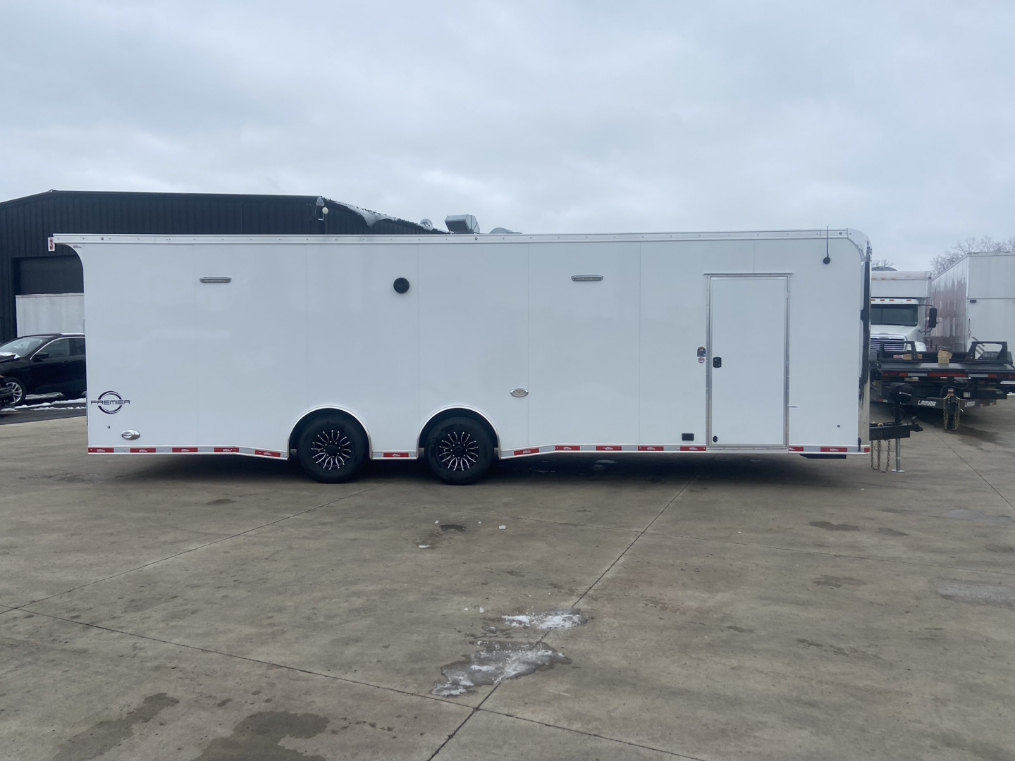 New United PREM 28' Race Trailer