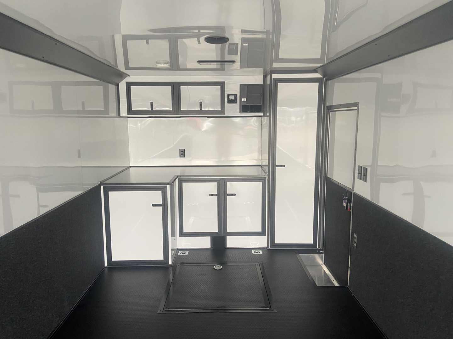 New United PREM 28' Race Trailer