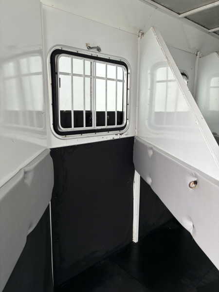 Used 2007 Bison Trailers 3 Horse 8'6" Living Quarter Horse Trailer