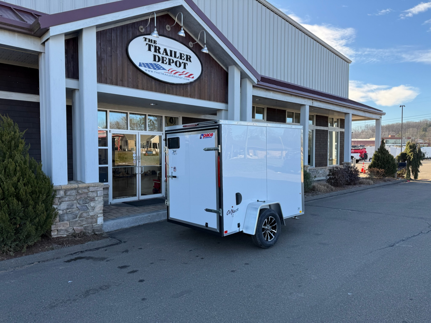 New PACE AMERICAN 5′ X 8′ + V-NOSE ENCLOSED CARGO TRAILER WITH CARGO DOOR 2.9K