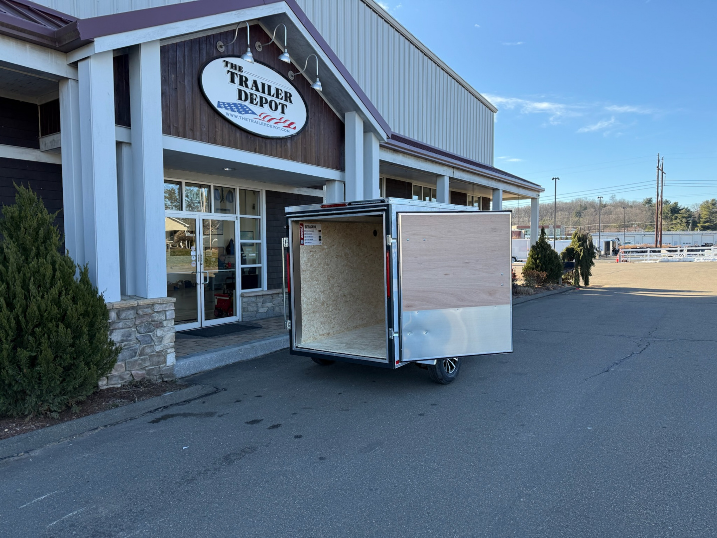 New PACE AMERICAN 5′ X 8′ + V-NOSE ENCLOSED CARGO TRAILER WITH CARGO DOOR 2.9K