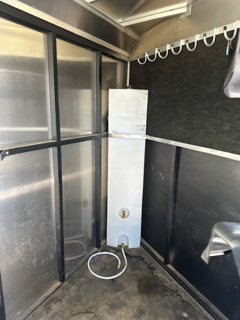 Used 2024 Logan Coach Bullseye XL 6 Horse Slant