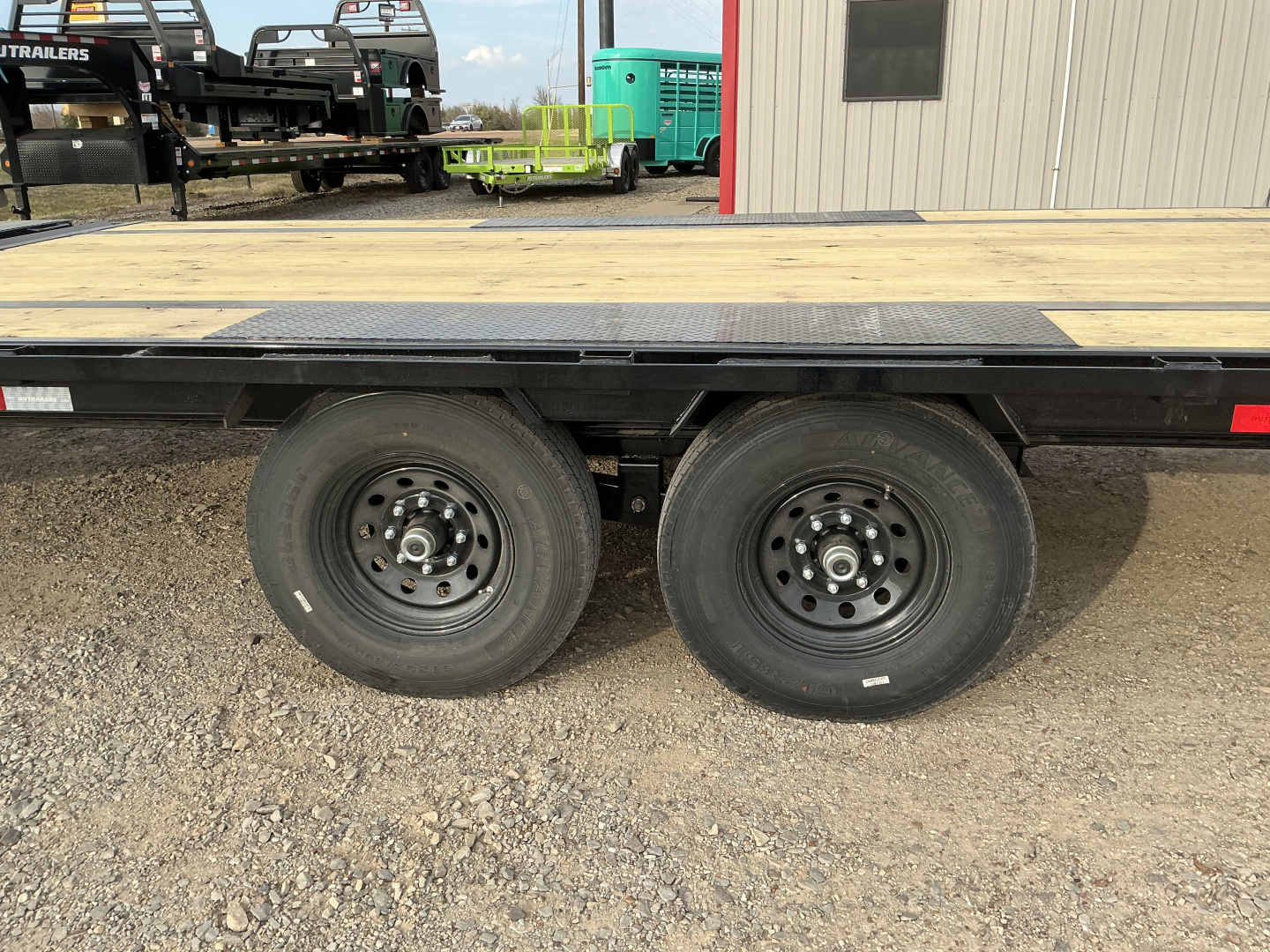 New 2026 PJ 102"x40' GN Low-Pro Flatbed w/ Singles - LS