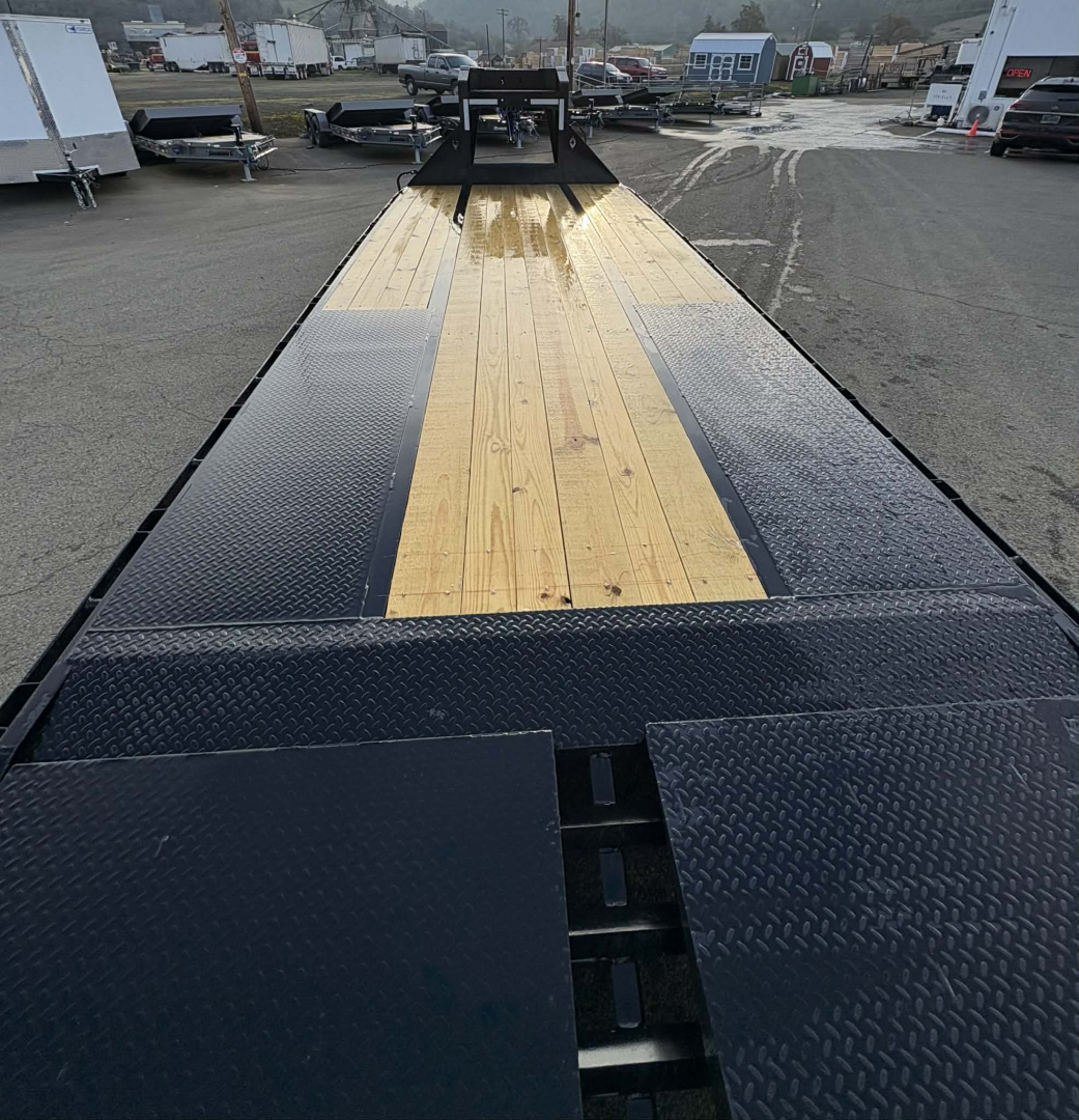 New EQUIPMENT TRAILER 2026 Diamond C FMAX210 25000 GVRW 25' X 102" FLATBED GOOSENECK ONYX BLACK