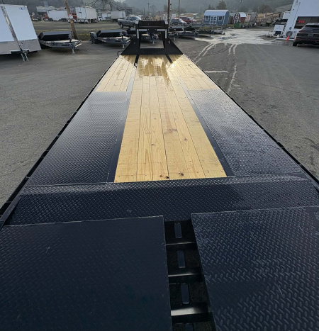 New EQUIPMENT TRAILER 2026 Diamond C FMAX210 25000 GVRW 25' X 102" FLATBED GOOSENECK ONYX BLACK