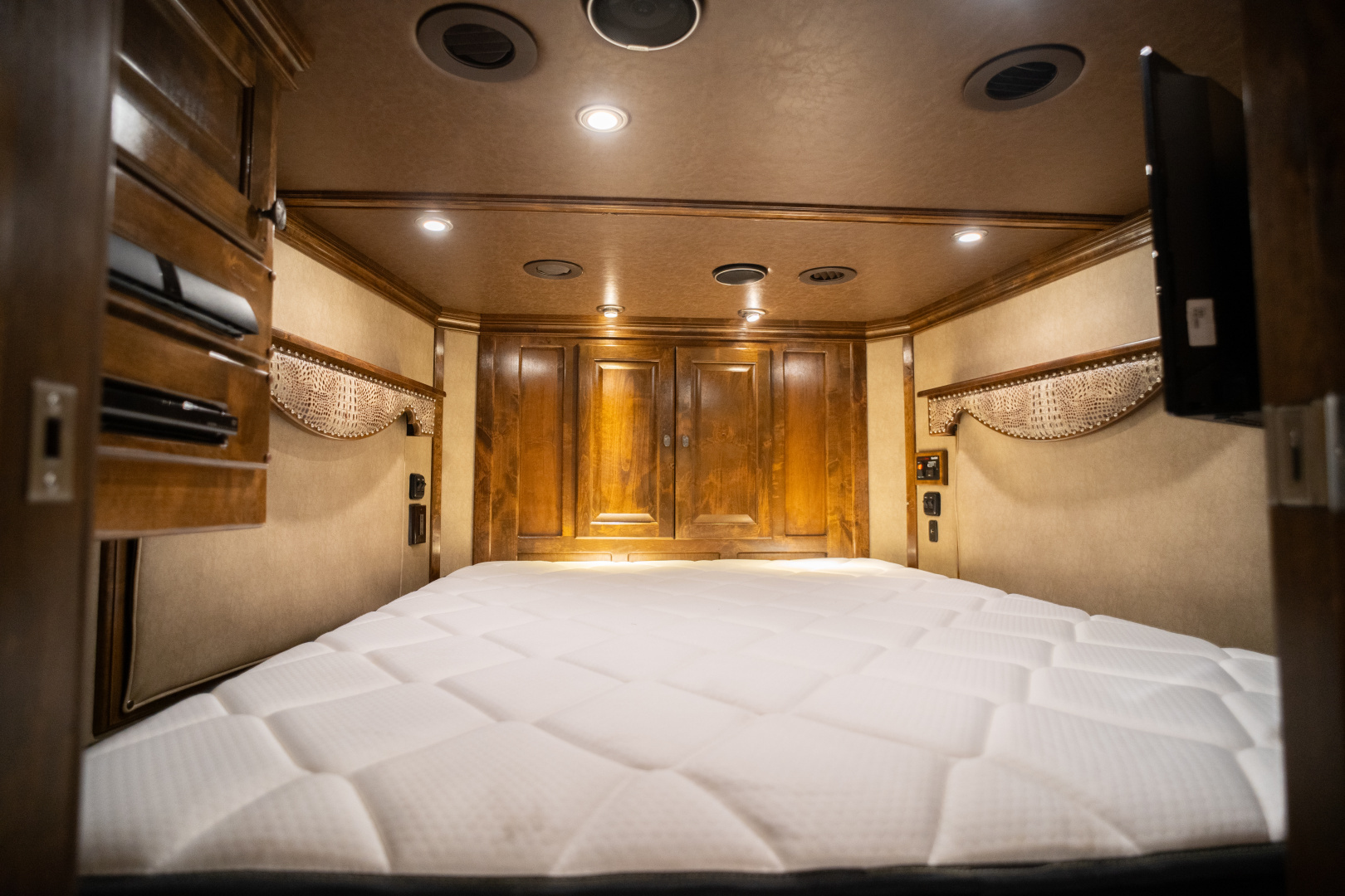 Used 2019 Bloomer 4 Horse Gooseneck Outlaw Living Quarters '19 Horse Trailer