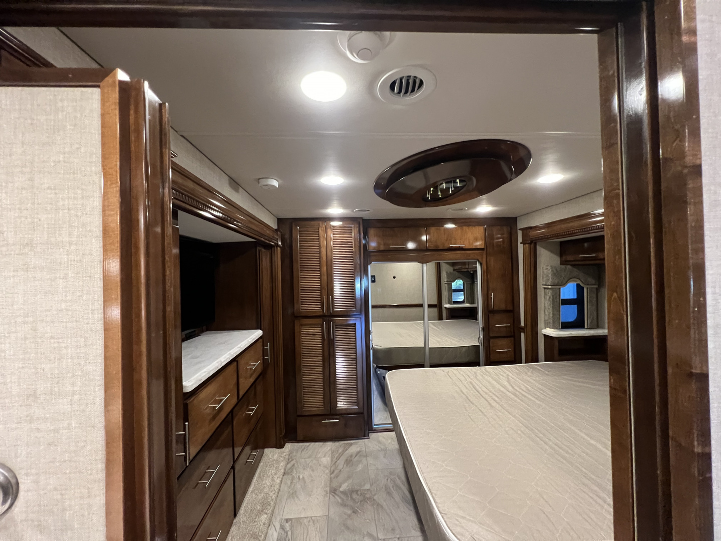 Used 2018 Renegade XL 45’ Tandem Axle Motorcoach