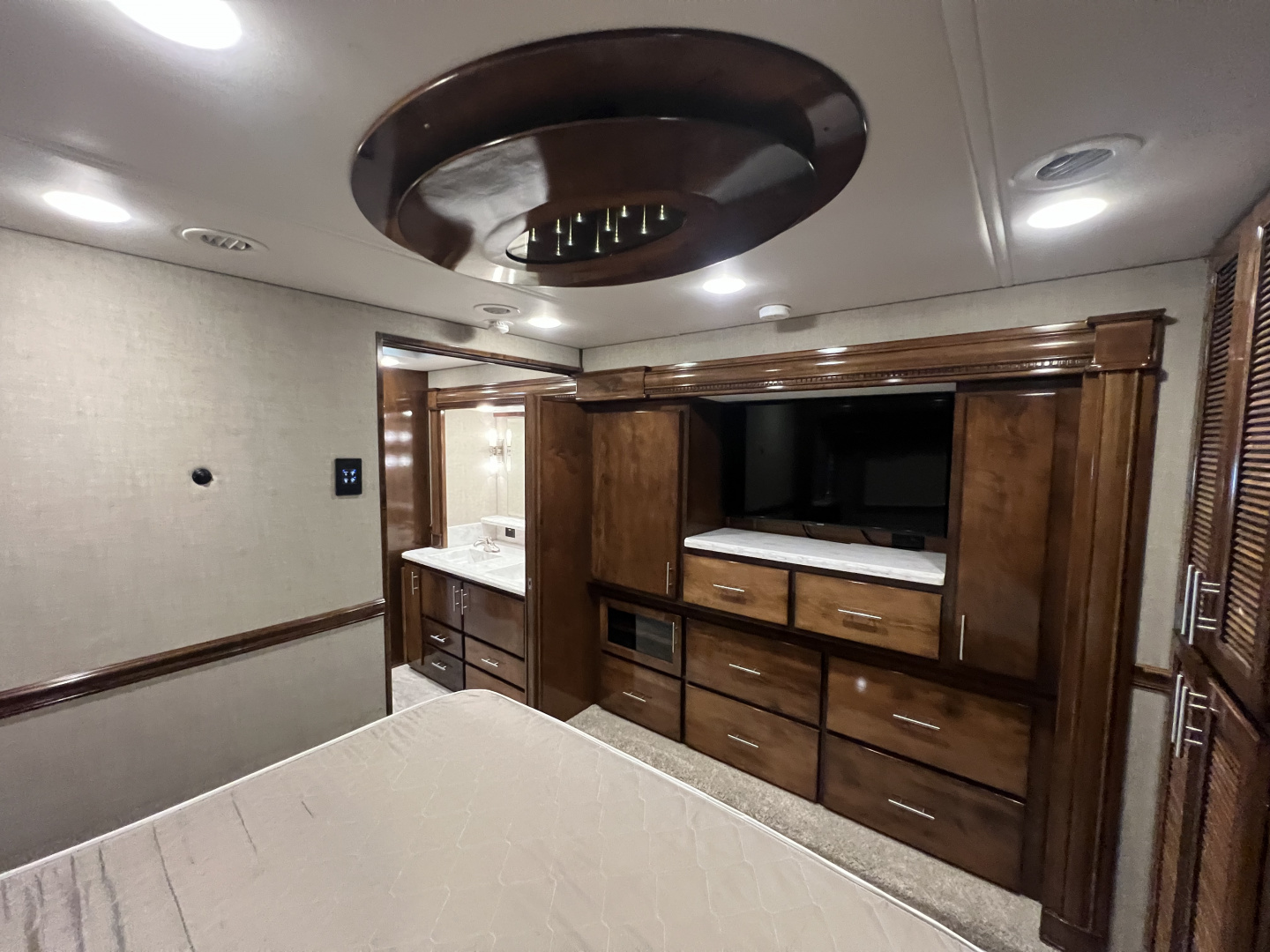 Used 2018 Renegade XL 45’ Tandem Axle Motorcoach