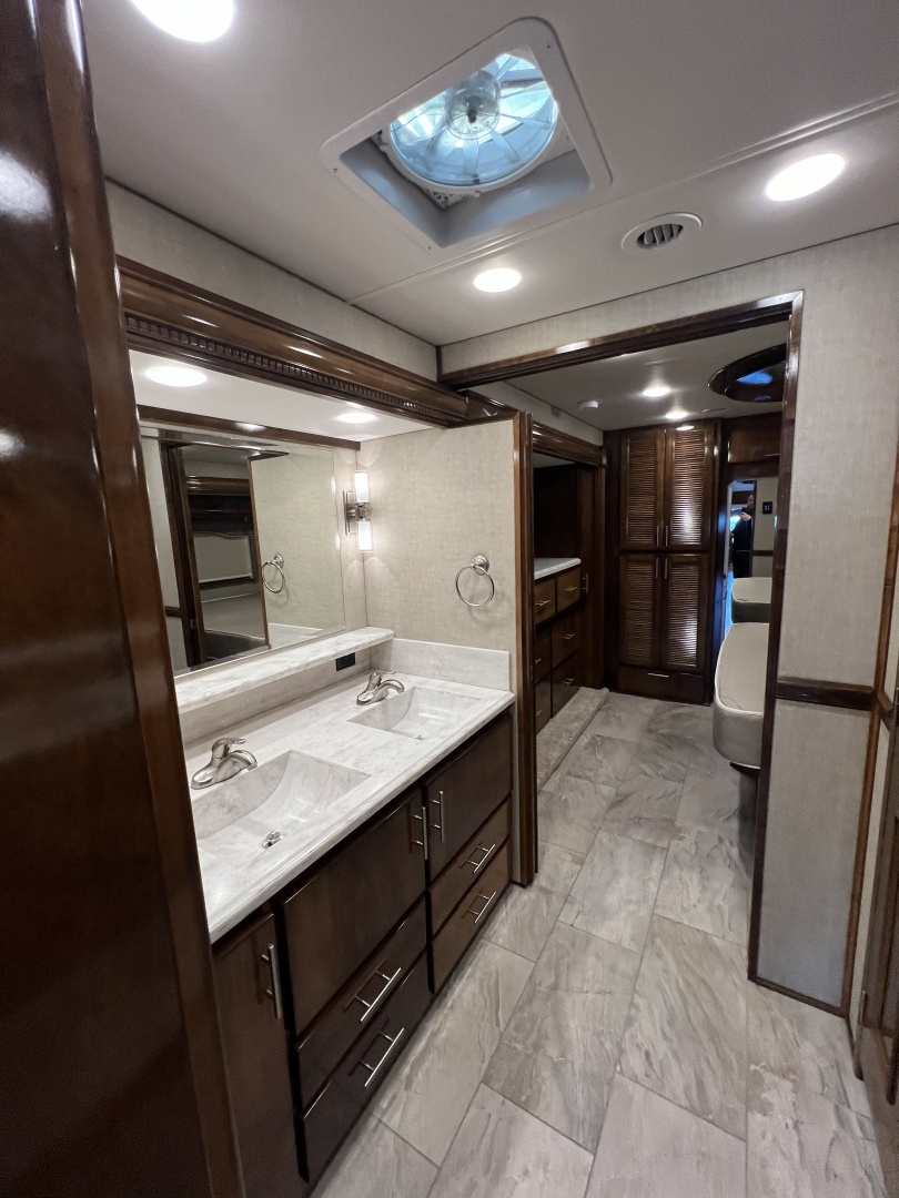 Used 2018 Renegade XL 45’ Tandem Axle Motorcoach