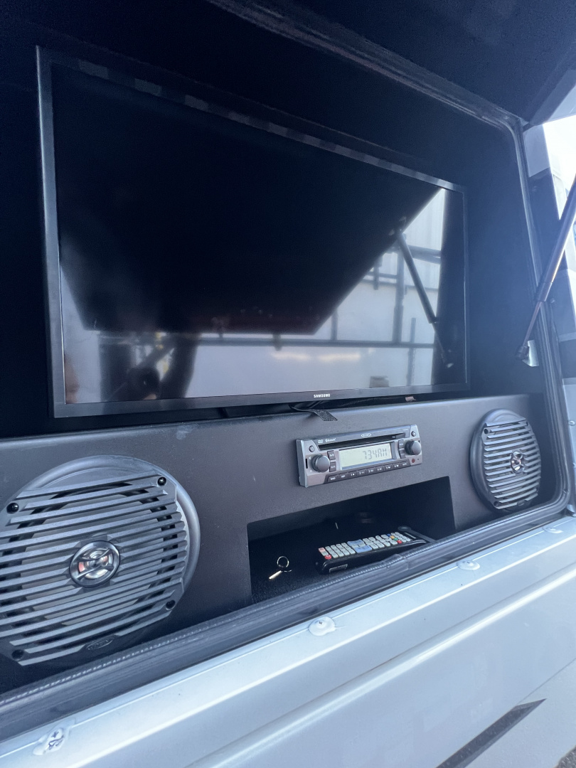 Used 2018 Renegade XL 45’ Tandem Axle Motorcoach