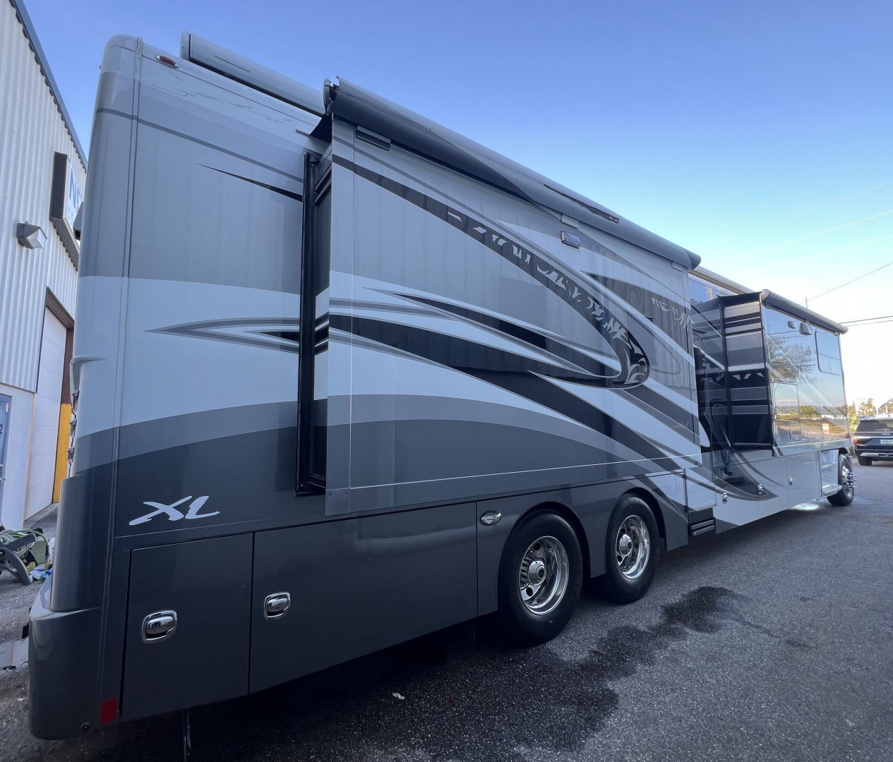 Used 2018 Renegade XL 45’ Tandem Axle Motorcoach