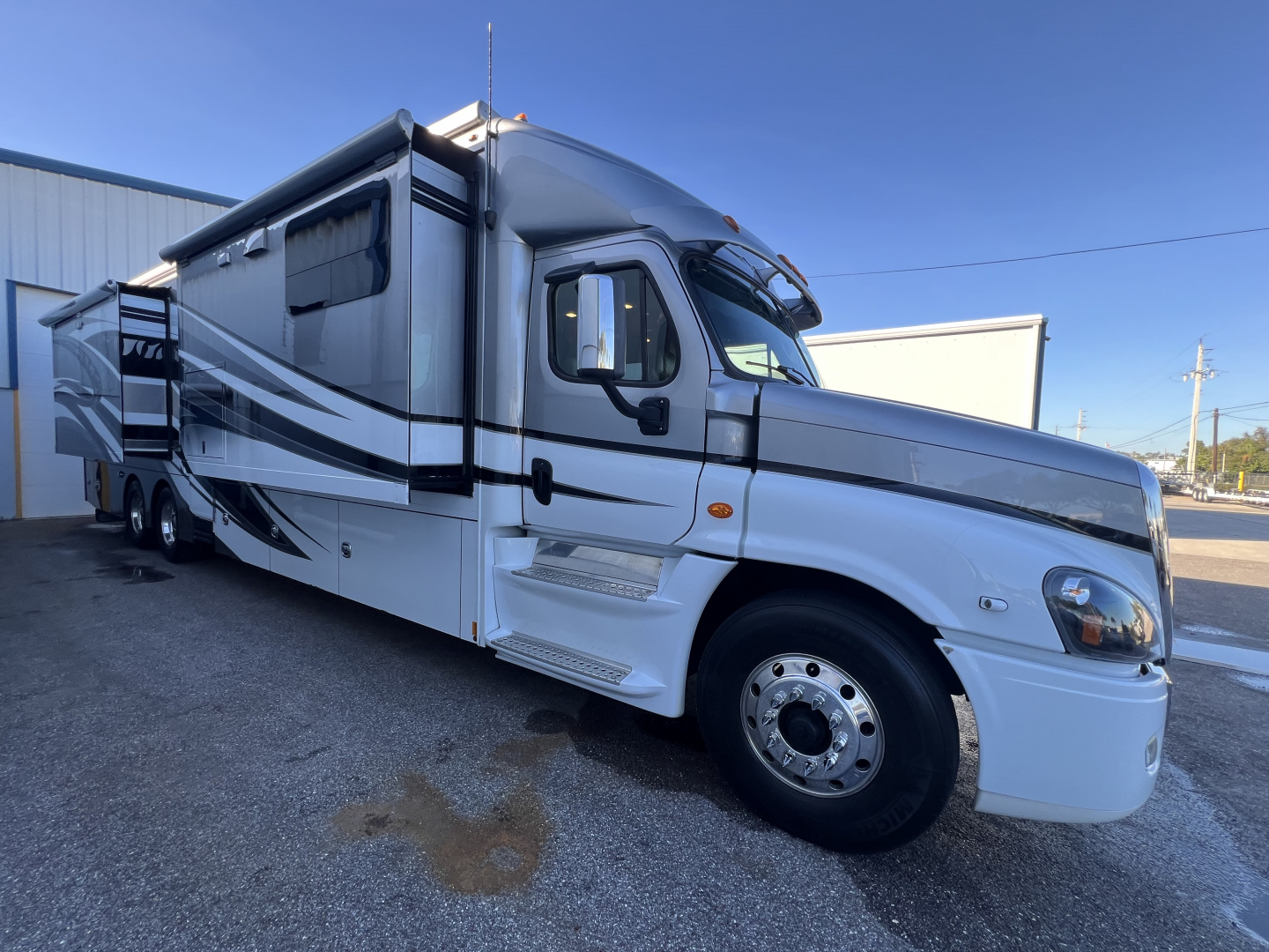Used 2018 Renegade XL 45’ Tandem Axle Motorcoach
