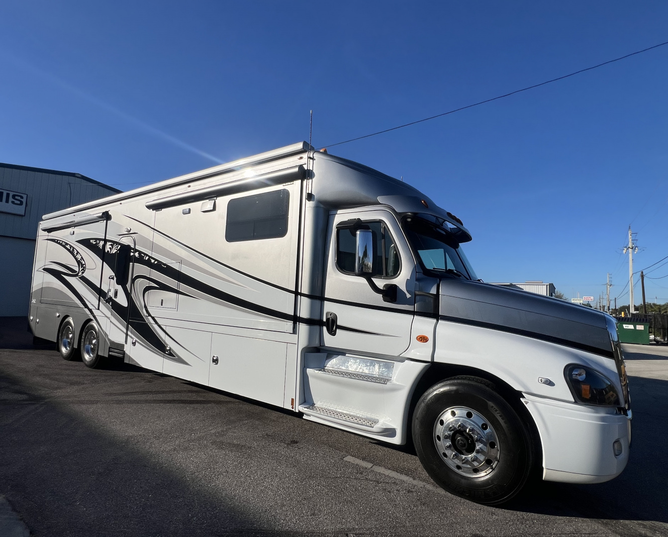 Used 2018 Renegade XL 45’ Tandem Axle Motorcoach