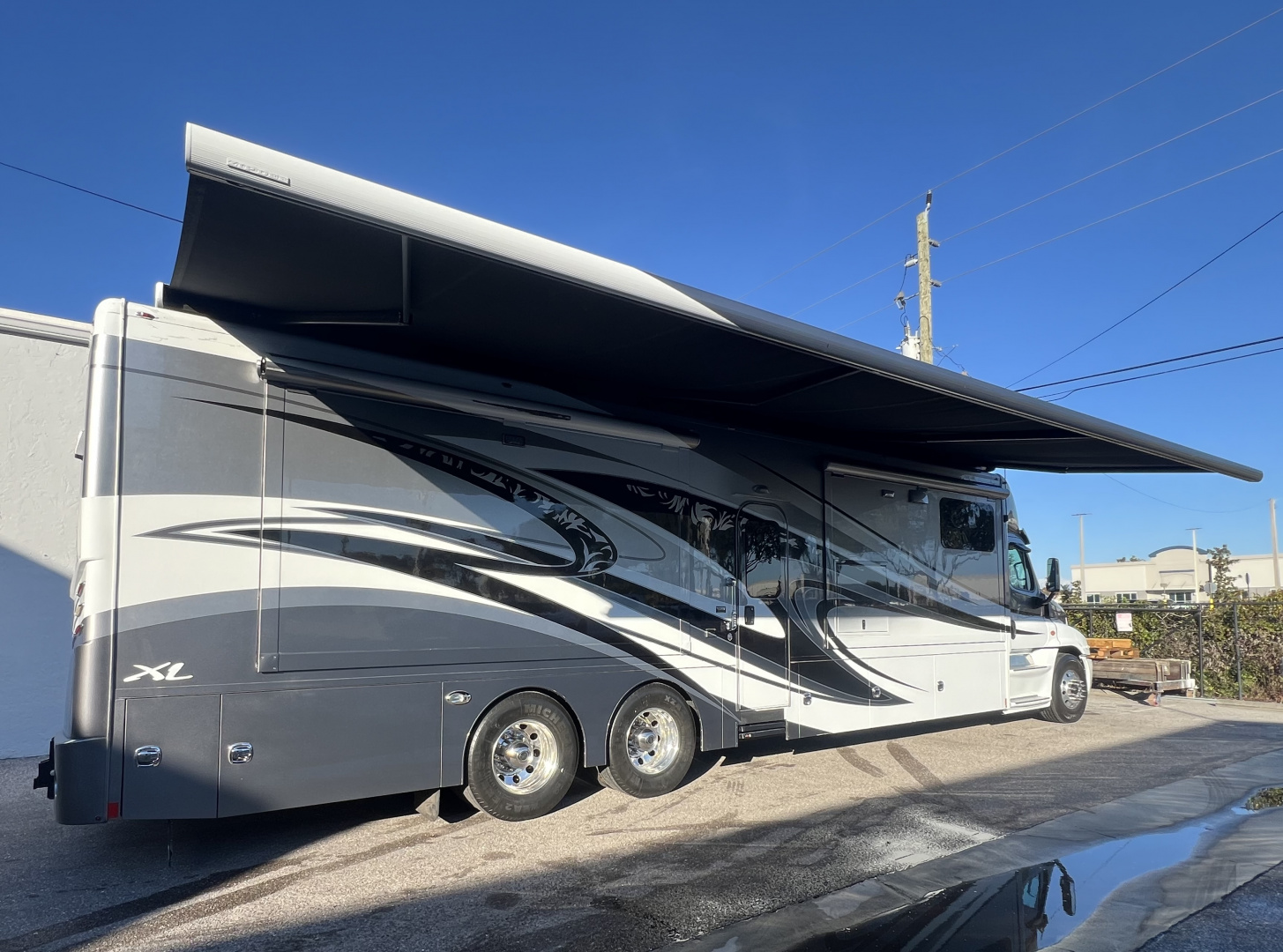 Used 2018 Renegade XL 45’ Tandem Axle Motorcoach