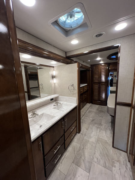 Used 2018 Renegade XL 45’ Tandem Axle Motorcoach