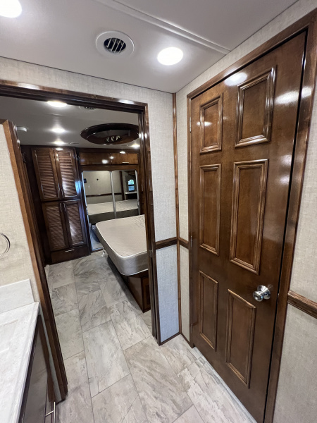 Used 2018 Renegade XL 45’ Tandem Axle Motorcoach