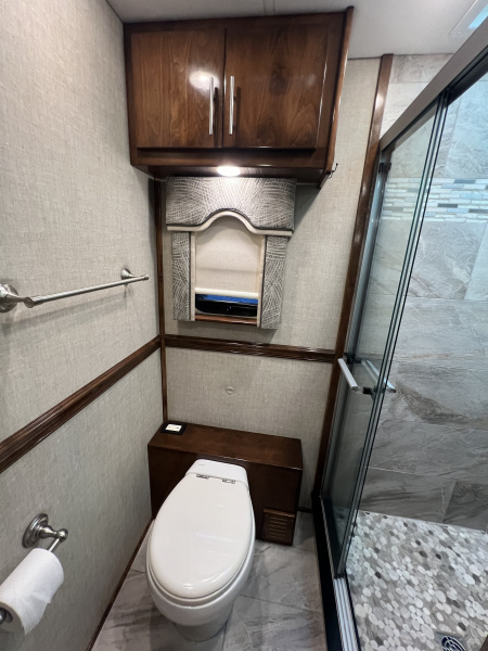 Used 2018 Renegade XL 45’ Tandem Axle Motorcoach