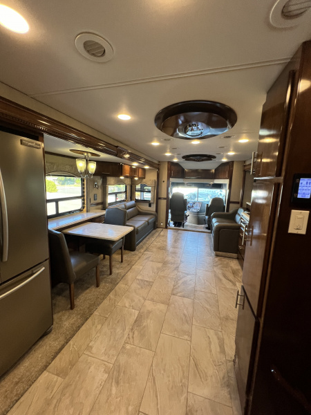 Used 2018 Renegade XL 45’ Tandem Axle Motorcoach