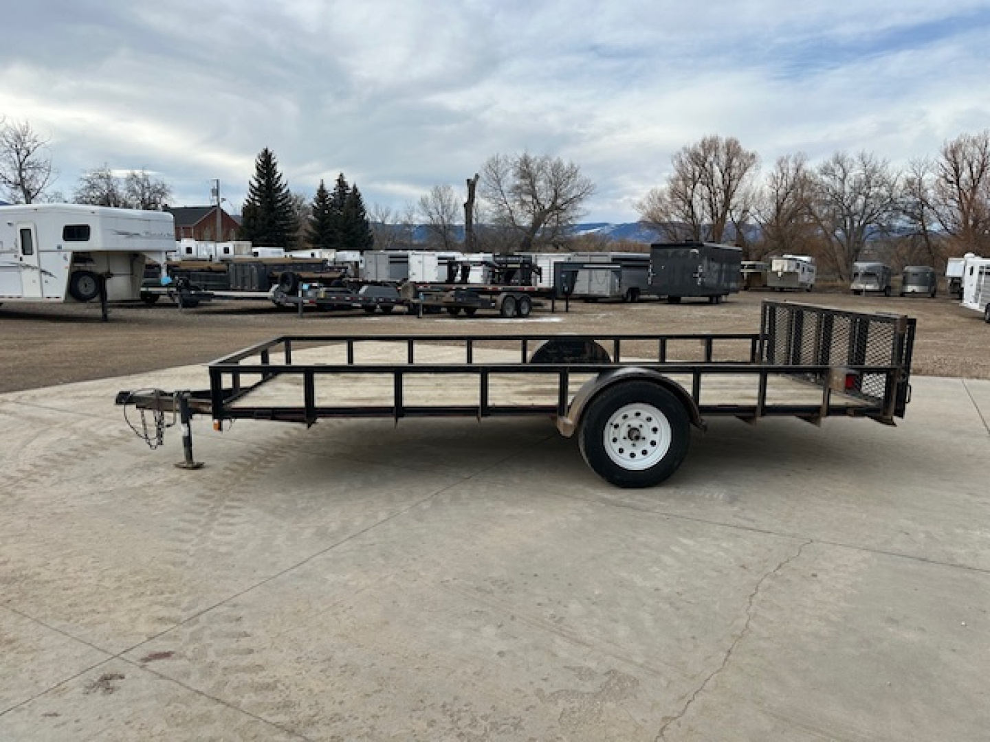 Used 2007 Diamond T 14' Utility