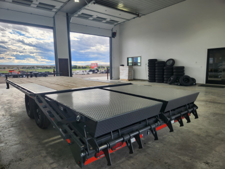 New 2026 Lamar 24' Deckover Trailer 14K Mega Ramps