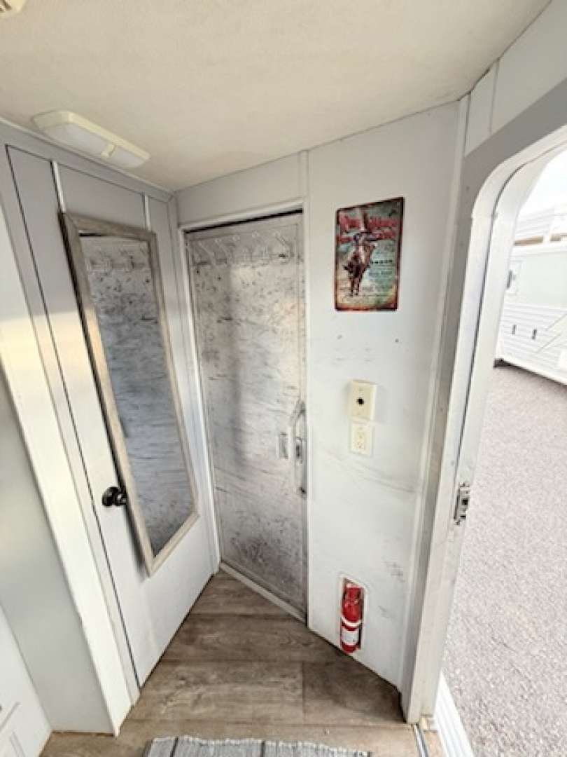 Used 2000 Elite 4H WEEKENDER Horse Trailer