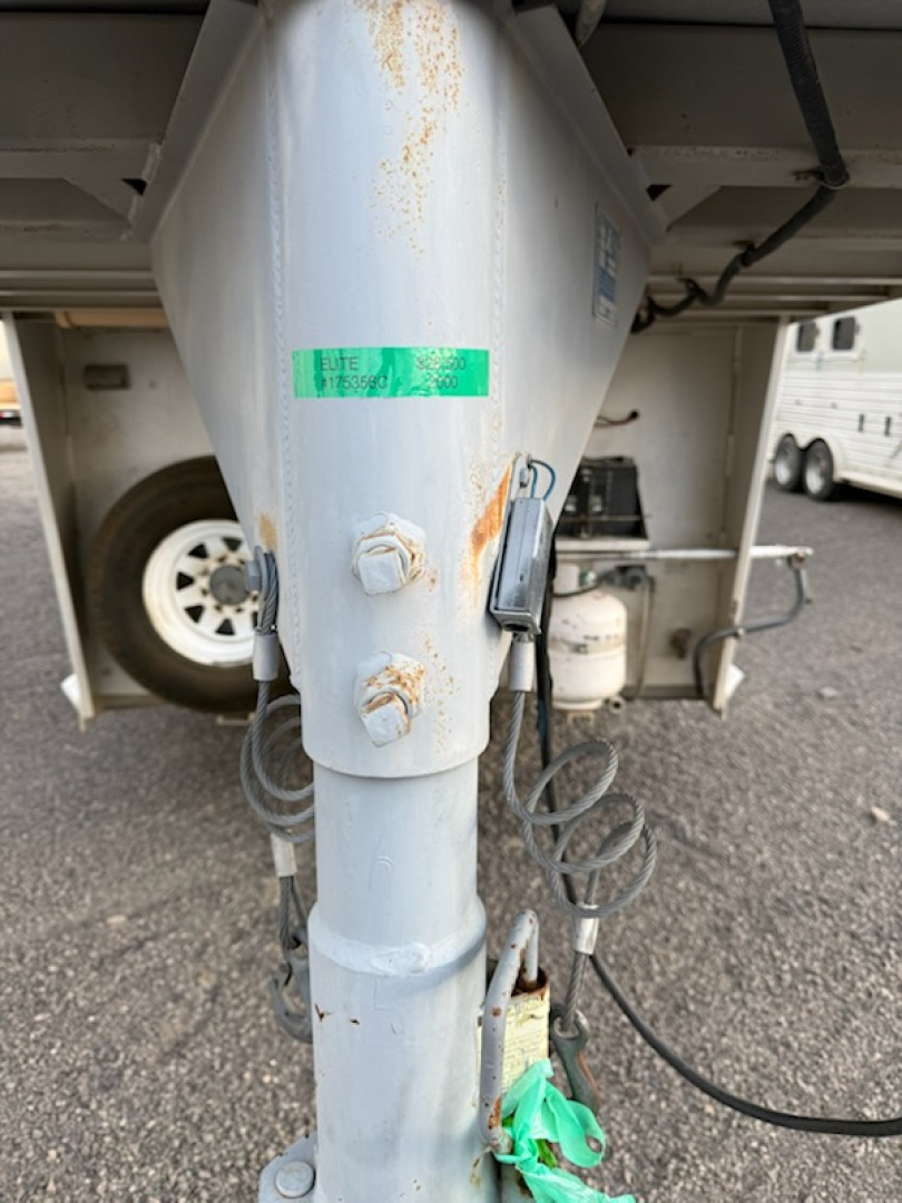 Used 2000 Elite 4H WEEKENDER Horse Trailer