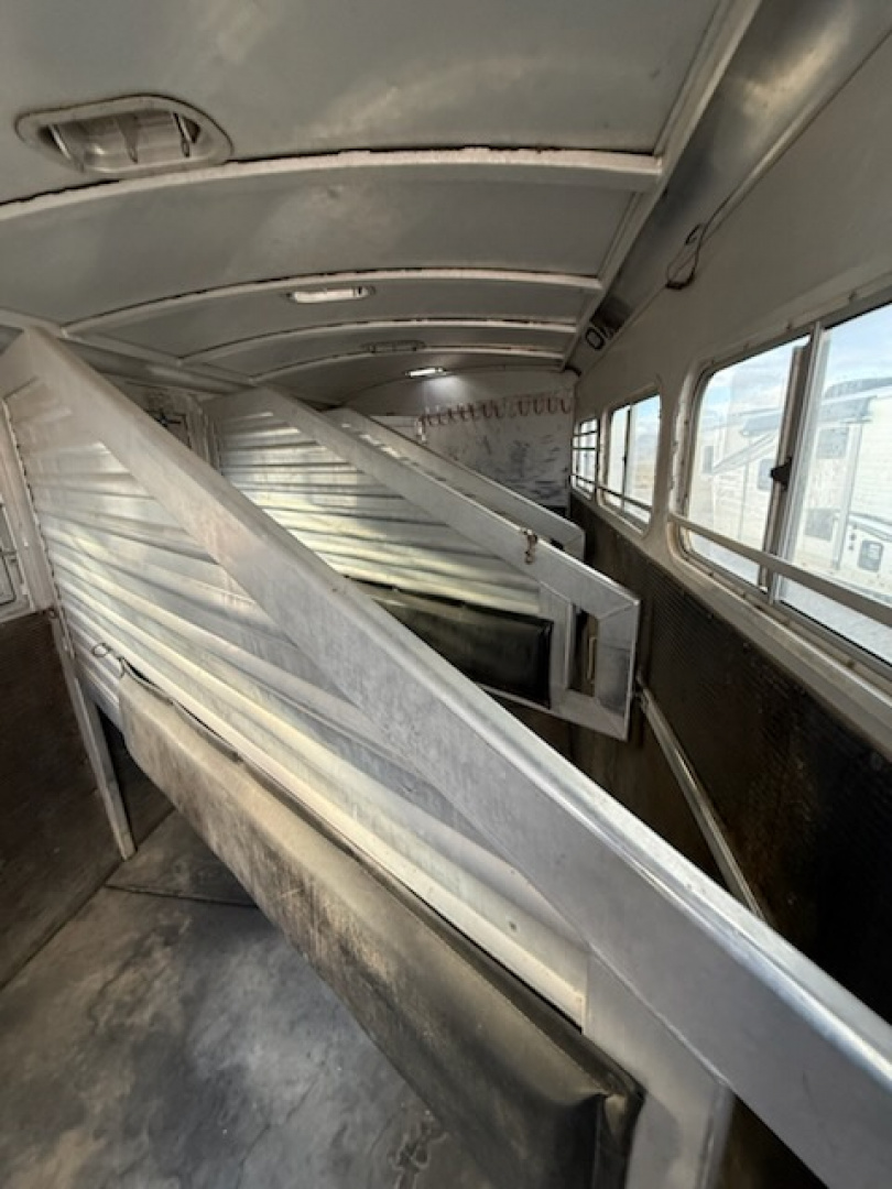 Used 2000 Elite 4H WEEKENDER Horse Trailer