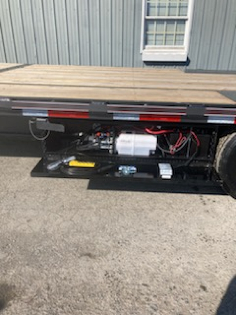 New 2026 Diamond C Equip. Trailer Hydraulic tilt / 14.9K GVWR / 102"x24'