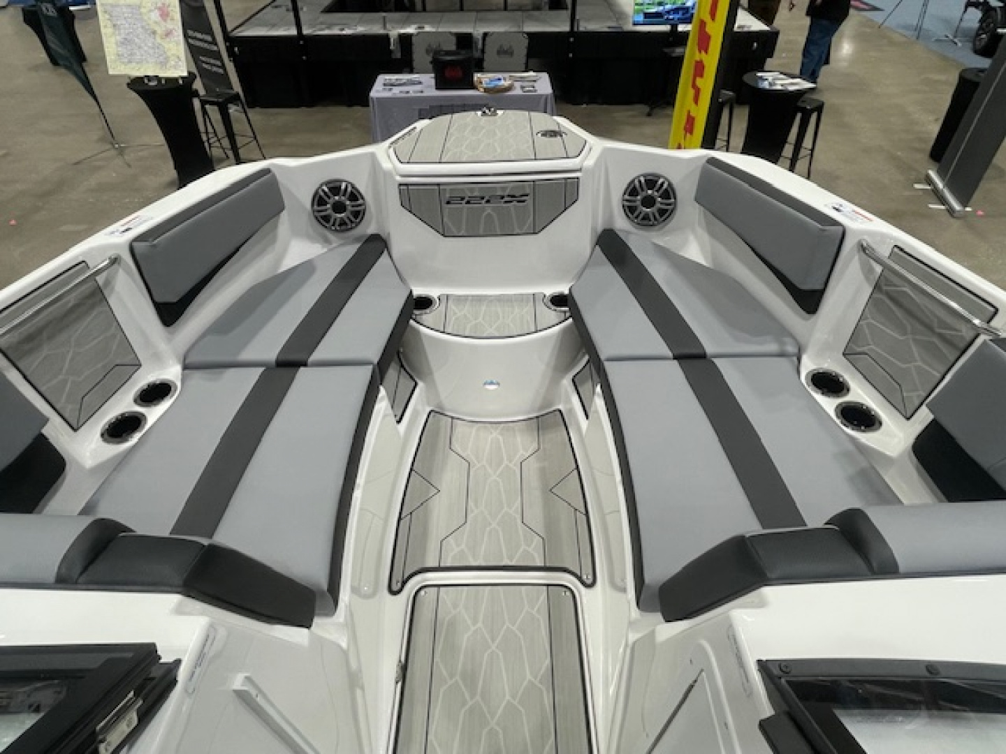 New 2026 Yamaha Boats 222 XE Surf Boat