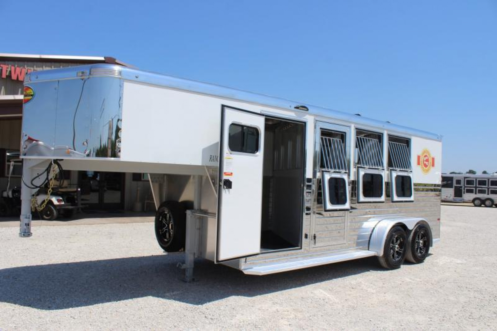 New 2023 Sundowner 3 horse Gooseneck