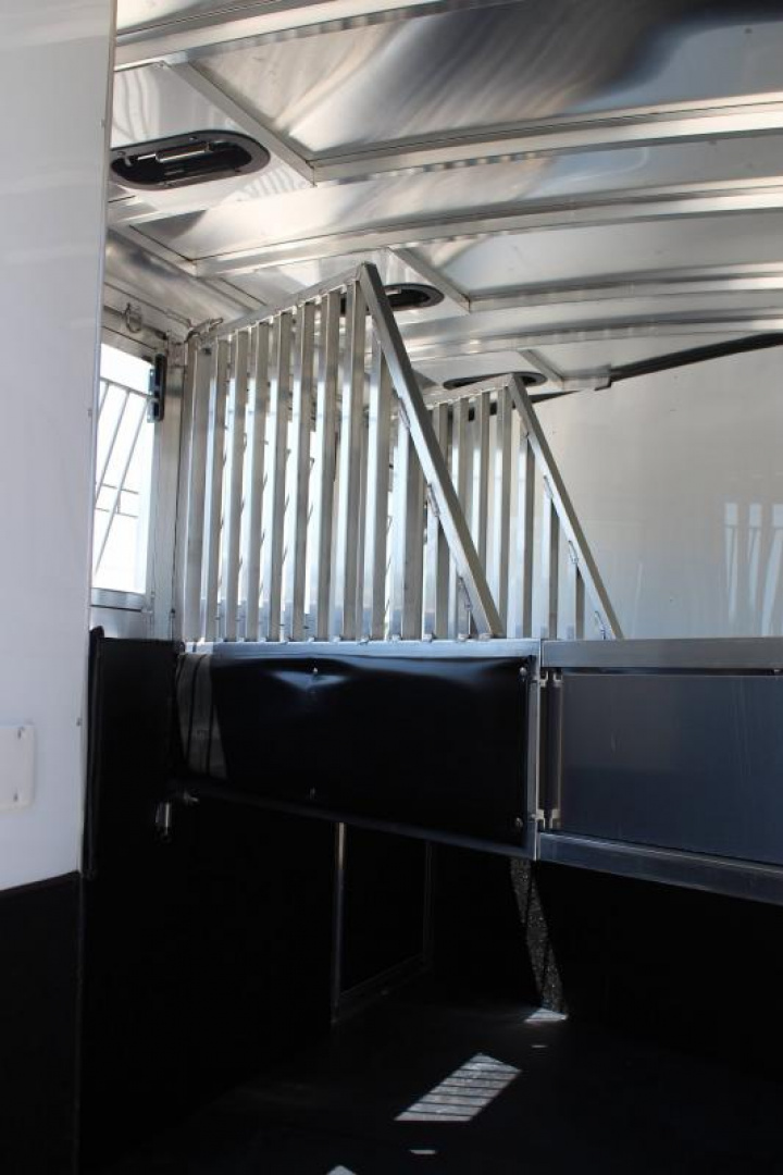 New 2023 Sundowner 3 horse Gooseneck