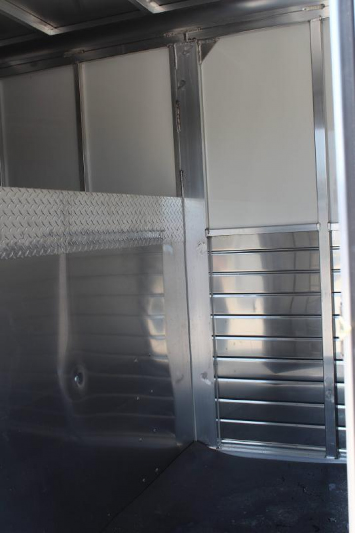 New 2023 Sundowner 3 horse Gooseneck