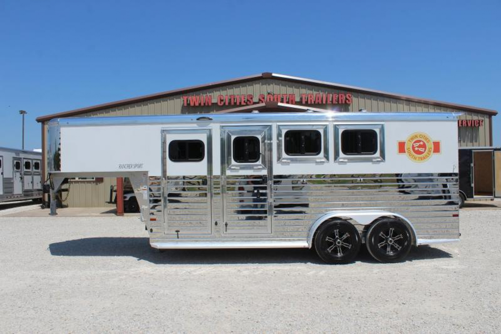 New 2023 Sundowner 3 horse Gooseneck