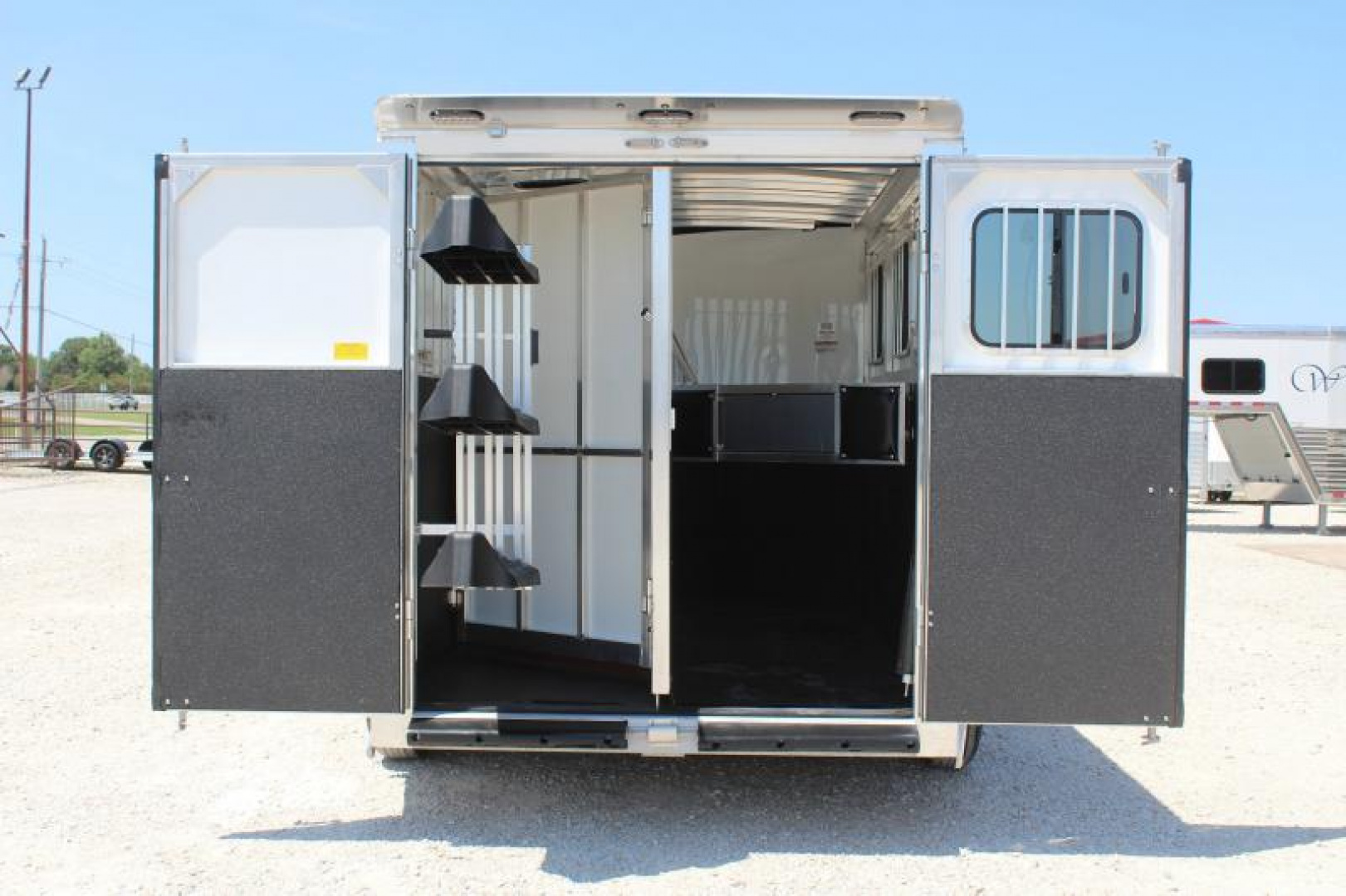 New 2023 Sundowner 3 horse Gooseneck