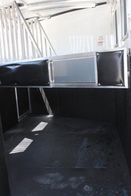 New 2023 Sundowner 3 horse Gooseneck