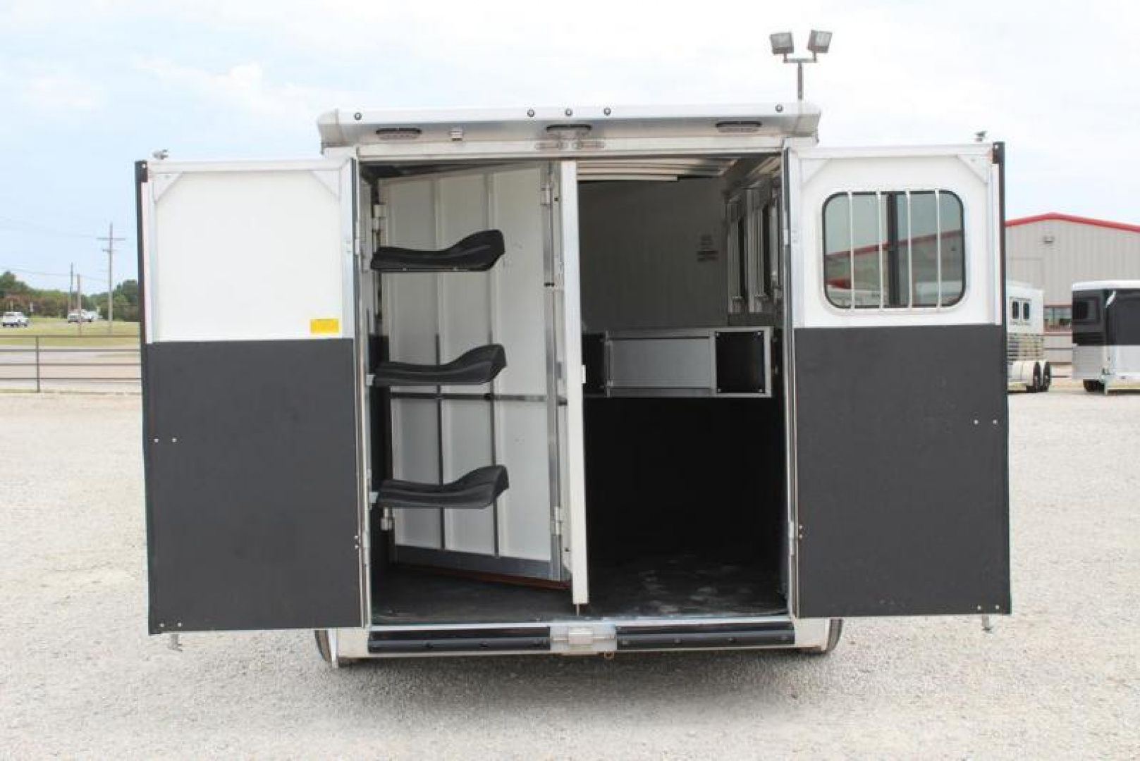 New 2024 Sundowner 3 horse slant gooseneck