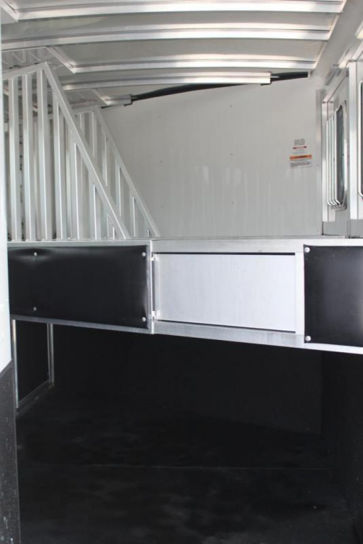 New 2024 Sundowner 3 horse slant gooseneck