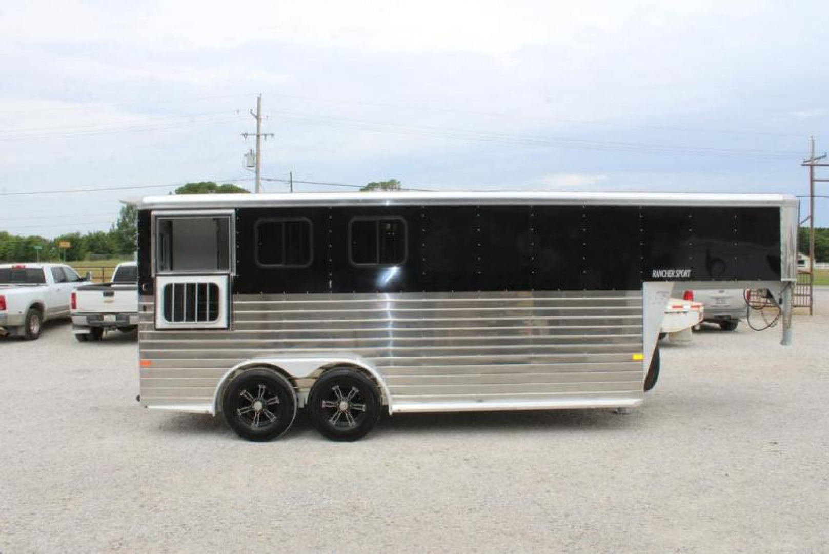 New 2024 Sundowner 3 horse slant gooseneck