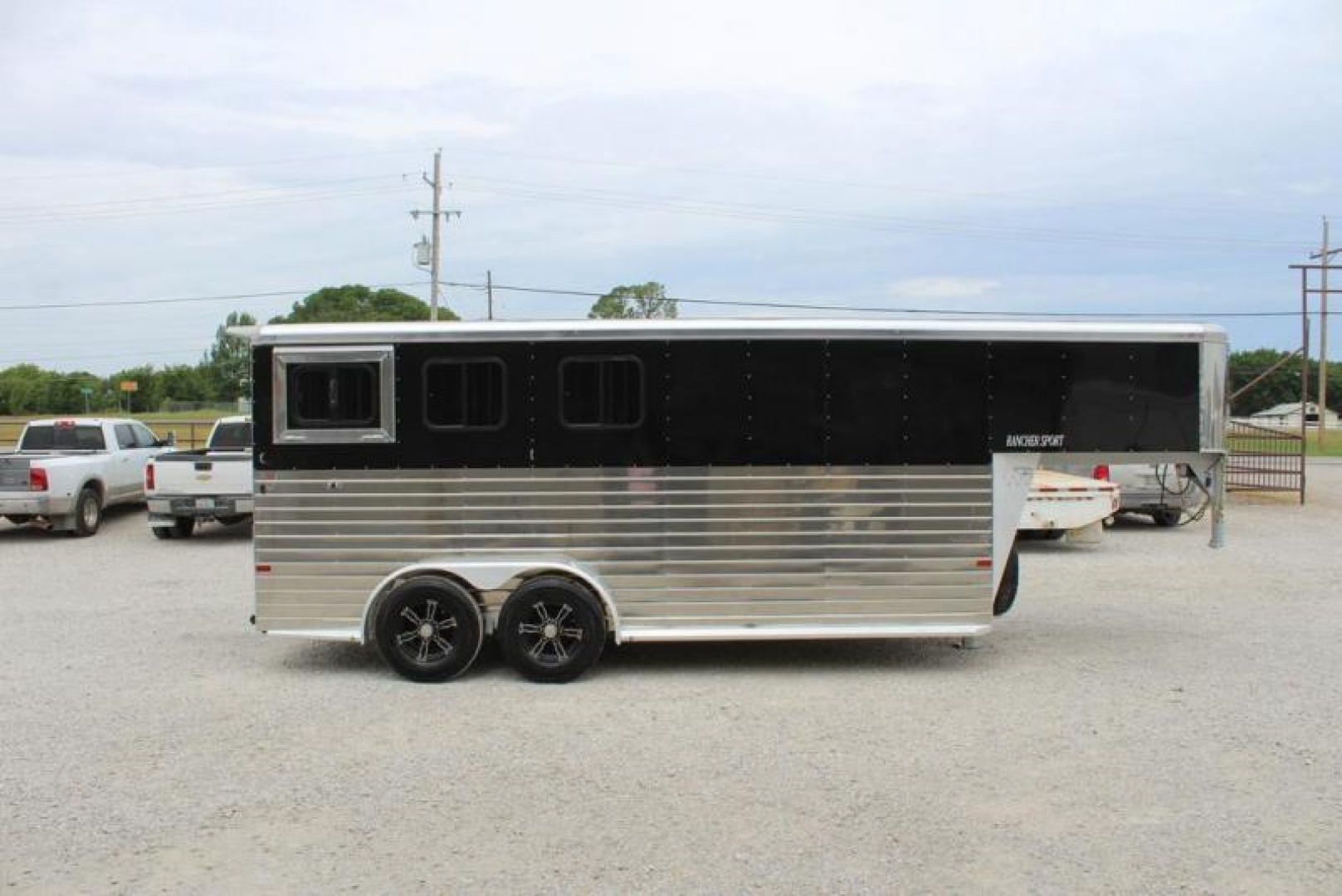 New 2024 Sundowner 3 horse slant gooseneck
