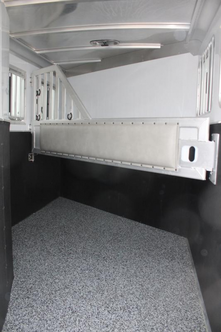 New 2025 Featherlite 2 Horse Slant Nose Bumper Pull