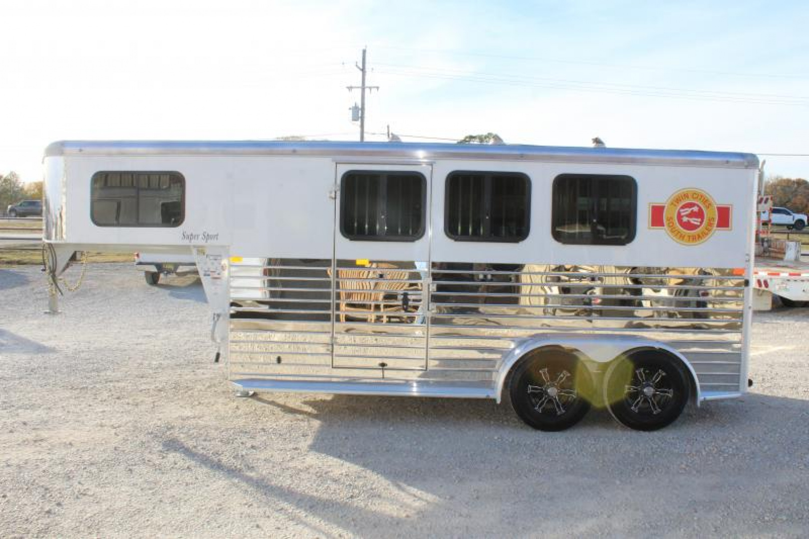New 2024 Sundowner 3 Horse Slant Load Gooseneck Horse Trailer